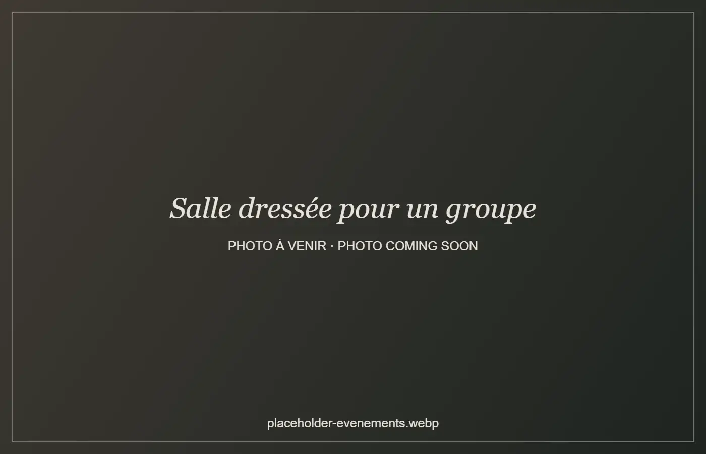 La salle de Maison Lierre dressée pour un souper de groupe, longues tables et bougies