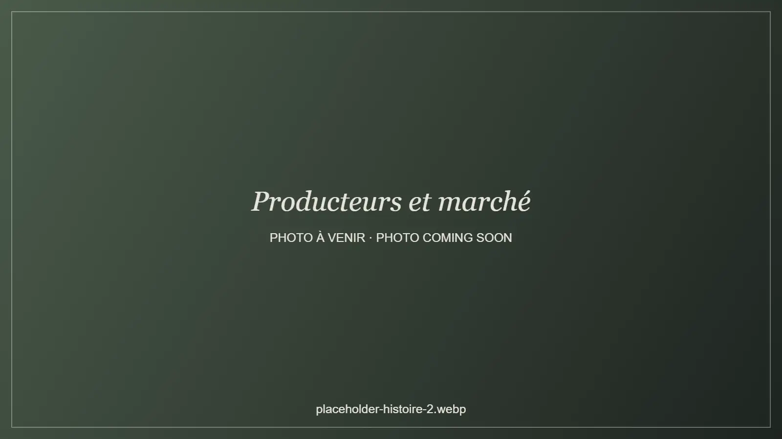 Caisses de légumes de saison livrées par une ferme partenaire, posées devant la cuisine
